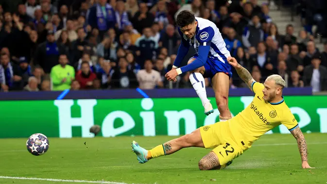 Pemain FC Porto Evanilson mencoba melakukan tendangan ke gawang melewati pemain Inter Milan Federico Dimarco (kanan) pada pertandingan leg kedua babak 16 besar Liga Champions di Stadion Dragao, Porto, Portugal, 14 Maret 2023. Laga berakhir imbang tanpa gol sehingga Inter Milan melaju dengan hasil agregat 1-0. (AP Photo/Luis Vieira)