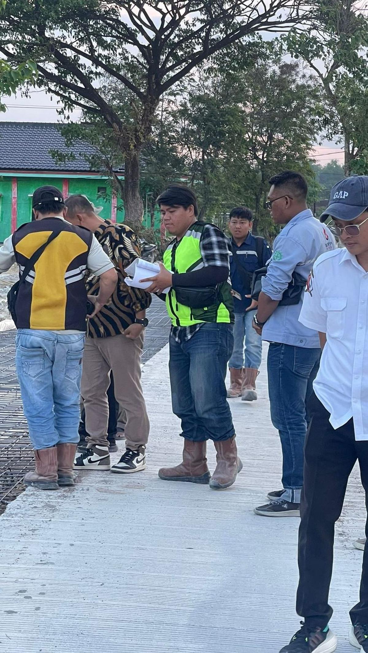Karenanya, ia pun meminta pada pihak yang mengerjakan proyek agar melakukan pembongkaran lalu membangunnya kembali dengan kualitas atau spesifikasi yang sudah ditentukan.