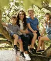 Kali ini Kate terlihat begitu santai dengan sneakers-nya. Bahkan paduan denim dan kemeja berhasil mengelevansi gaya basic style-nya. [Foto: Instagram/ Kate Middleton]