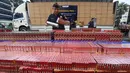 Petugas Direktur Jenderal Bea dan Cukai memeriksa barang bukti hasil penindakan rokok ilegal di Kantor Pusat DJBC, Jakarta, Selasa (9/6/2026). (merdeka.com/Arie Basuki)