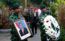 FOTO: Ryamizard Ryacudu Dimakamkan Secara Militer di TMP Kalibata