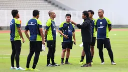Pelatih Timnas Indonesia U-20, Indra Sjafri sedang berdiskusi dengan para asistennya pada sesi latihan di Stadion Madya, Gelora Bung Karno, Jakarta, Rabu (5/2/2025). (Bola.com/Abdul Aziz)