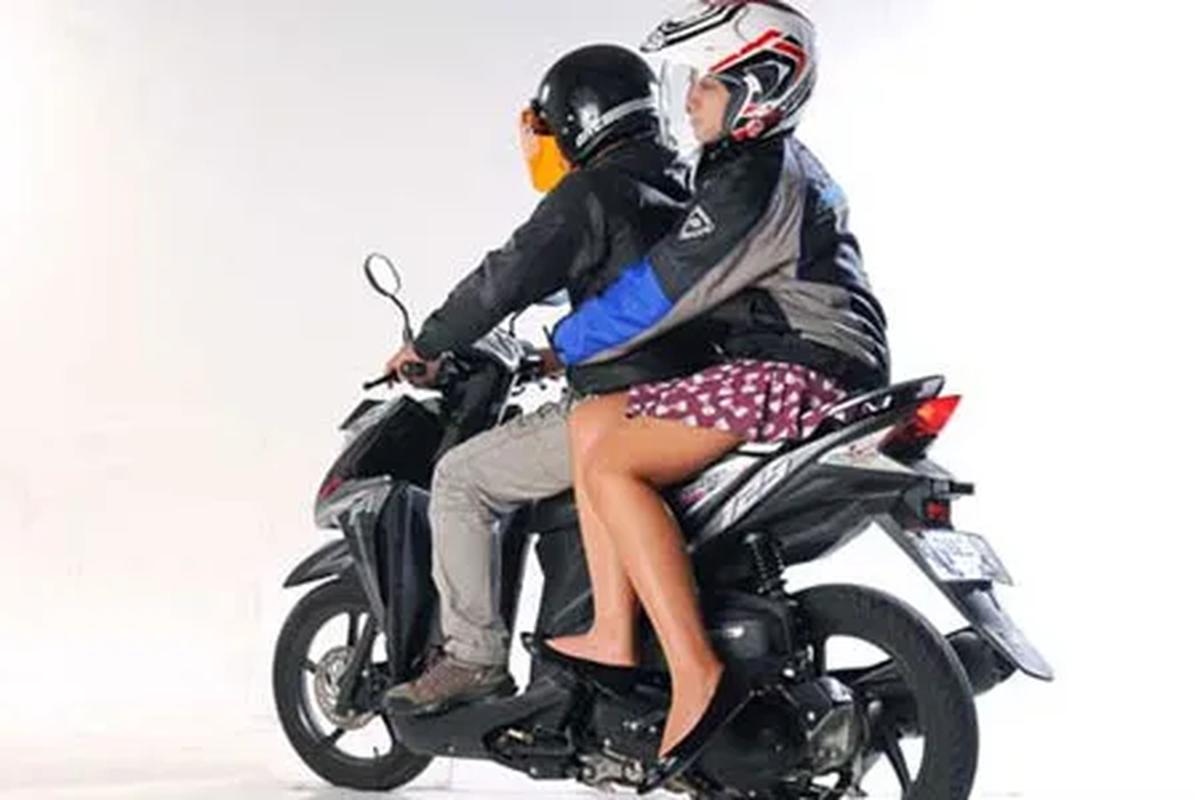 Berboncengan miring