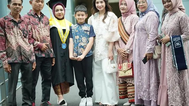 Mbak Lala Wisuda S1