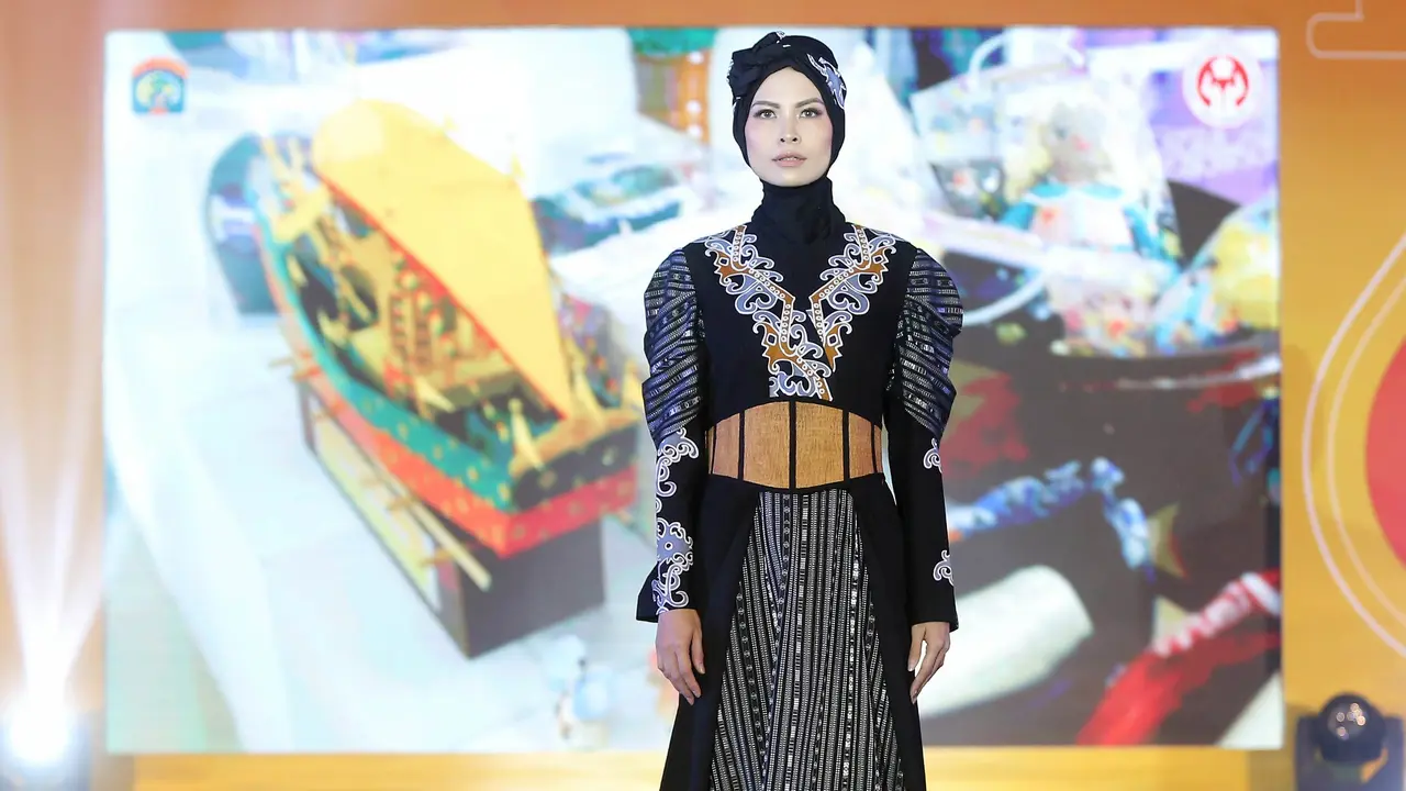 Parade Batik Khas Kota Tarakan Rancangan Desainer Wignyo Rahadi di Festival 6 2023