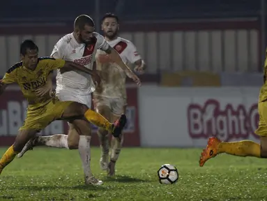 Gelandang PSM Makassar, Willem Pluim, berusaha melewati gelandang Bhayangkara FC, Wahyu Subo, pada laga Liga 1 di Stadion PTIK, Jakarta, Senin (3/12). Kedua klub bermain imbang 0-0. (Bola.com/Yoppy Renato)