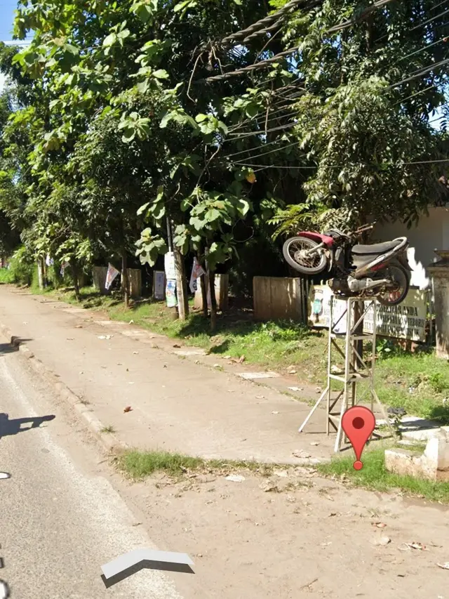Motor Nyangkut di Pinggir Jalan