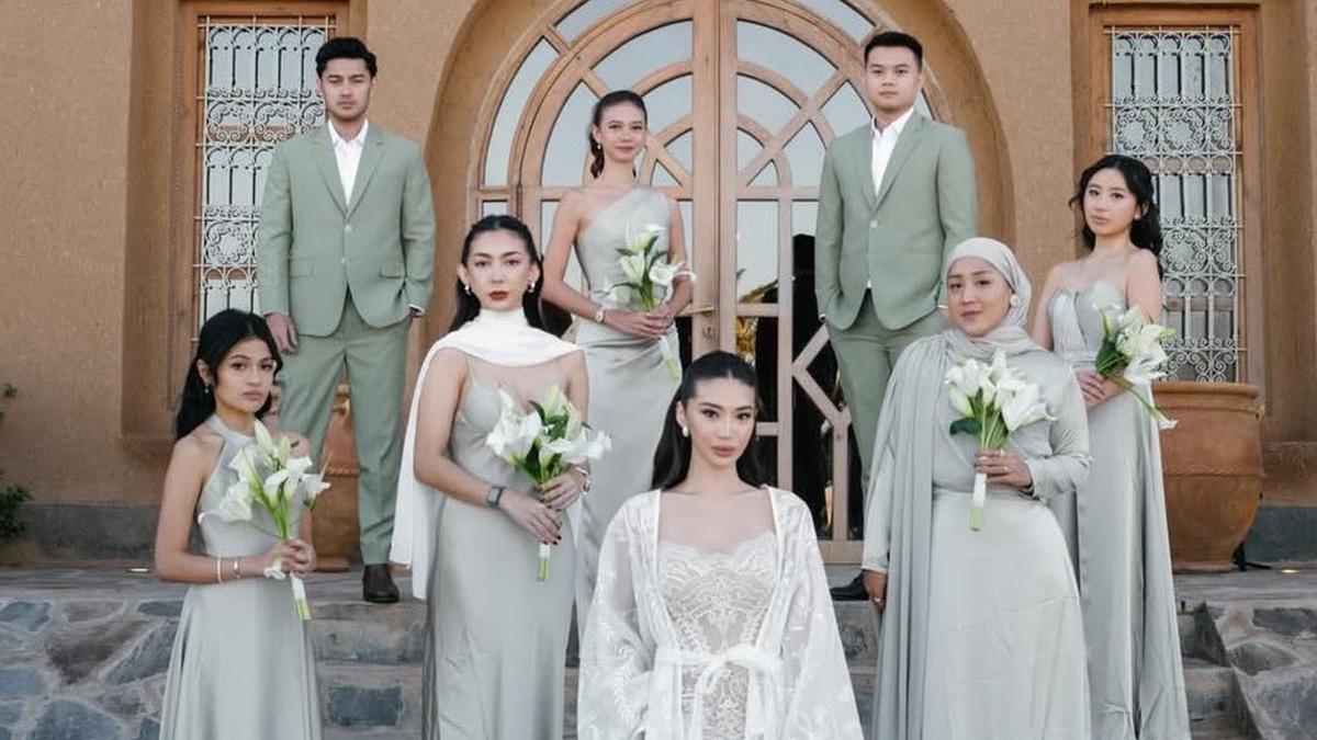 Penampilan Elegan Yuki Kato Dibalut Dress Sage saat Jadi Bridesmaid Pernikahan Sahabat di Maroko