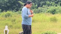 Anak tuli berdoa pakai bahasa isyarat di makam ibunya. (dok. TikTok @hasmalina10/https://www.tiktok.com/@hasmalina10/video/7517963191905766674)