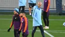 Pelatih Manchester City, Pep Guardiola melihat pemainnya berlatih jelang menghadapi wakil Ukraina, Shakhtar Donetsk pada grup F Liga Champions di City Football Academy di Manchester, Inggris (6/11). (AFP Photo/Oli Scarff)