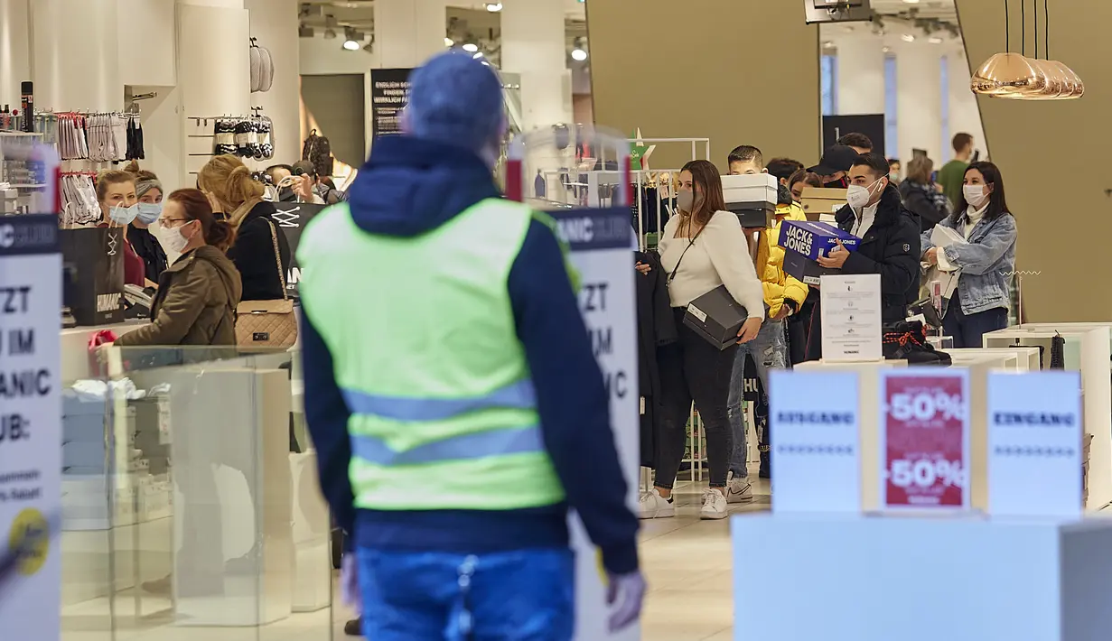 Orang-orang berbelanja di kawasan perbelanjaan Mariahilfer selama akhir pekan menjelang peningkatan aturan lockdown di Wina, Austria, 14 November 2020. Austria memerintahkan lockdown nasional selama tiga pekan mulai 17 November untuk membatasi penyebaran COVID-19. (Xinhua/Georges Schneider)