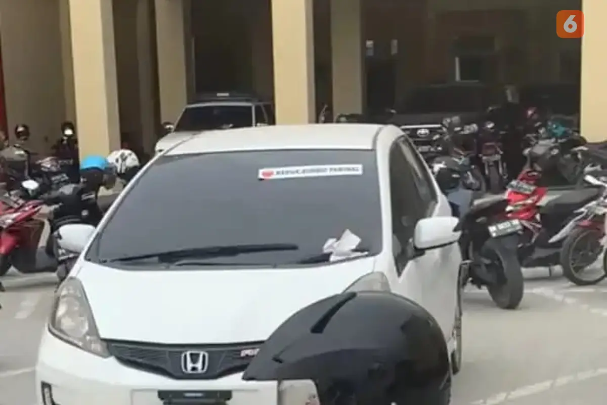 sebuah mobil yang turut disita dari Bripda D, pelaku calo bintara Polri