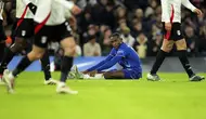Ekspresi kecewa pemain Chelsea, Nicloas Jackson setelah gagal mencetak gol ke gawang Fulham pada laga lanjutan Liga Inggris 2024/2025 di Stamford Bridge, London, Inggris, Jumat (27/12/2024) WIB. (AP Photo/Kirsty Wigglesworth)