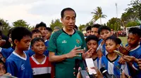 Presiden Jokowi usai bermain sepak bola dengan sejumlah anak-anak di Lapangan Bola Kompi,&nbsp;Kota Gorontalo, Provinsi Gorontalo, Minggu (21/4/2024). Foto:&nbsp;Biro Pers, Media, dan Informasi Sekretariat Presiden