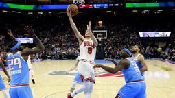 Aksi pemain Chicago Bulls, Zach LaVine (tangah) mencetak poin saat melawan Sacramento Kings pada lanjutan NBA basketball game di Golden 1 Center, Sacramento, (5/2/2018). Kings menang  104-98. (AP/Rich Pedroncelli)