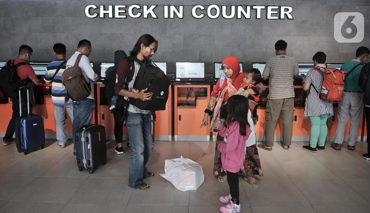 Calon penumpang melakukan check in di Stasiun Pasar Senen, Jakarta, Senin (17/2/2020). Tiket Mudik Lebaran 2020 sudah dapat dipesan melalui website PT KAI, aplikasi KAI Access, loket di stasiun keberangkatan, dan seluruh saluran penjualan resmi PT KAI lainnya. (merdeka.com/Iqbal Nugroho)