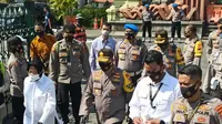 Kapolda Jatim Irjen Pol M Fadil Imran bersama forkopimda Jatim dan daerah menggelar kampanye penggunaan dan pembagian masker. (Foto: Liputan6.com/Dian Kurniawan)