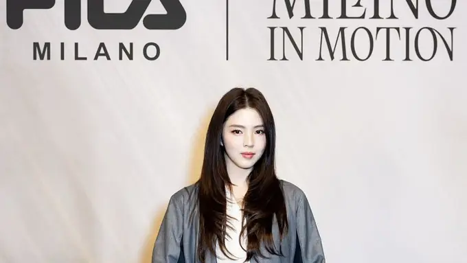 Han So Hee Tampil Sporty Casual di Milan Fashion Week, Pesonanya Curi Atensi Saat Pose Bareng Barbara Palvin