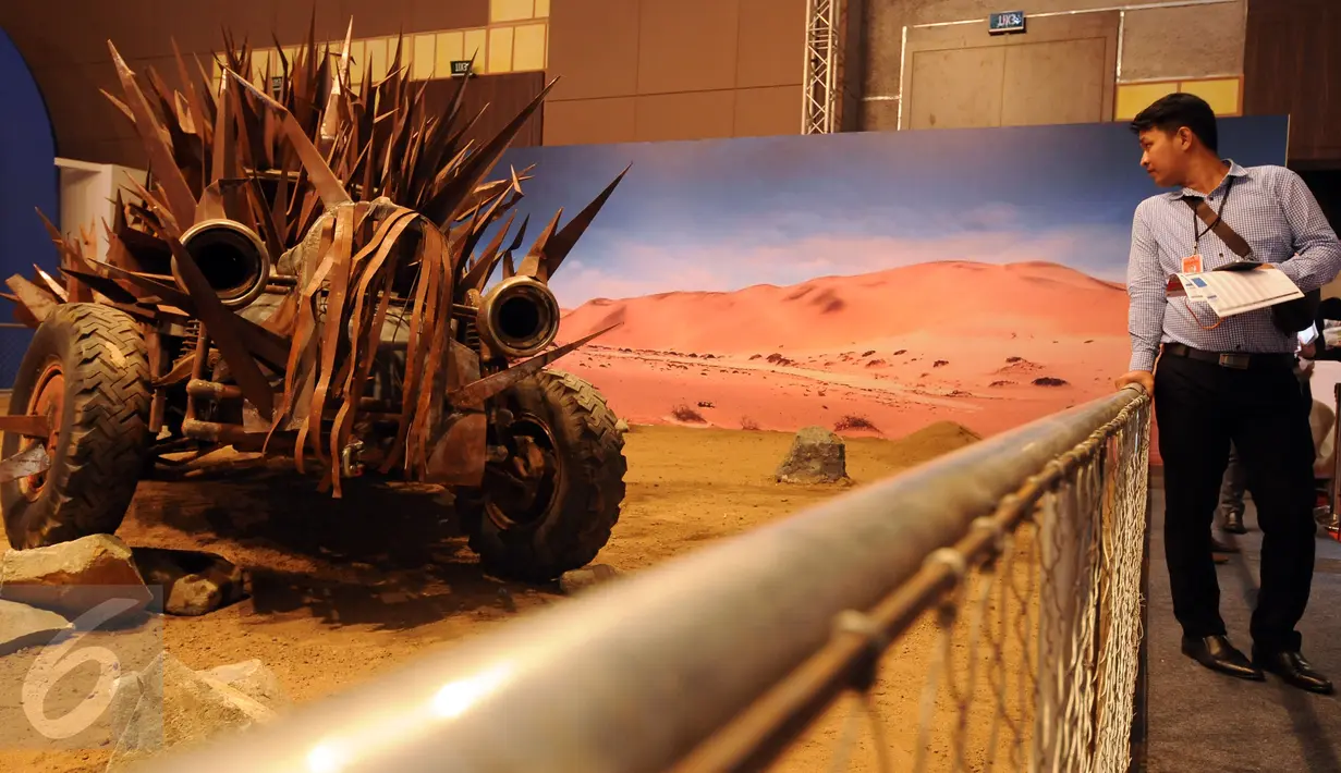 Pengunjung melihat mobil yang pernah digunakan untuk pembuatan film yang dipamerkan di Indonesia Internasional Motor Show 2016 di JIEXPO, Jakarta, Kamis (7/4/2016). Dua unit movie car dipamerkan di IIMS 2016. (Liputan6.com/Helmi Fithriansyah)