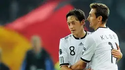 Selebrasi gol dari Mesut Ozil (kiri) dan Miroslav Klose ketika Jerman mengalahkan Turki 3-0 pada laga kualifikasi Euro 2012 di Munich pada 8 Oktober 2010. AFP PHOTO/ROBERT MICHAEL  