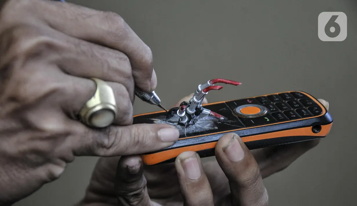 Seto Krisna Putra menyelesaikan pembuatan miniatur robot dari sampah korek gas di Kantor Sudin LH Jakarta Timur, Minggu (20/2/2022). Seto membuat miniatur robot sejak 2006 untuk mengajak dan meningkatkan minat generasi muda berkreativitas dari barang bekas di sekitar. (merdeka.com/Iqbal S Nugroho)