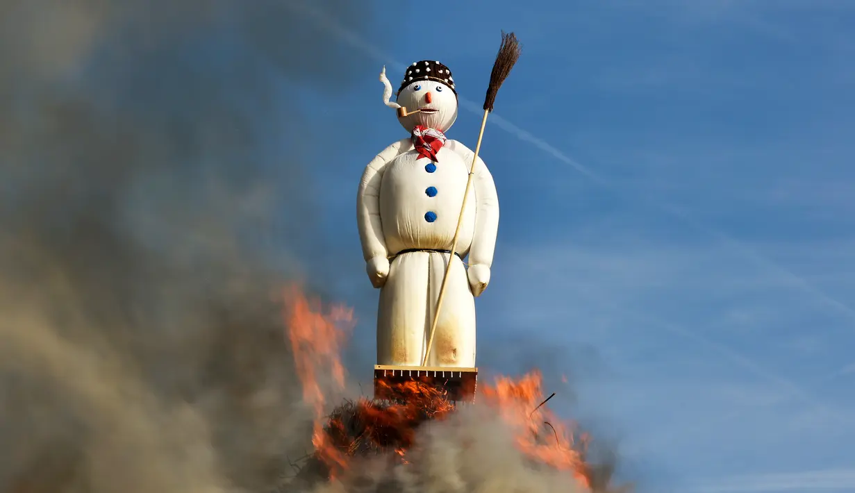 Upacara pembakaran Böögg saat karnaval khas Zurich di Swiss, Senin (24/4). Menurut tradisi, semakin cepat kepala Böögg meledak menandakan semakin baik musim panas yang akan datang. (AFP PHOTO / Michael Buholzer)