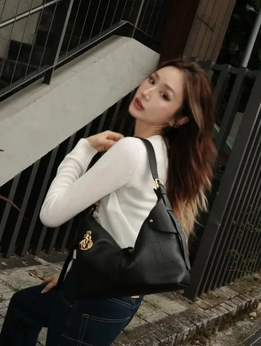 Emma Huang juga tampak memilih Dior Voyage Bag untuk optimalkan gayanya.  [Foto: Dior.dok]