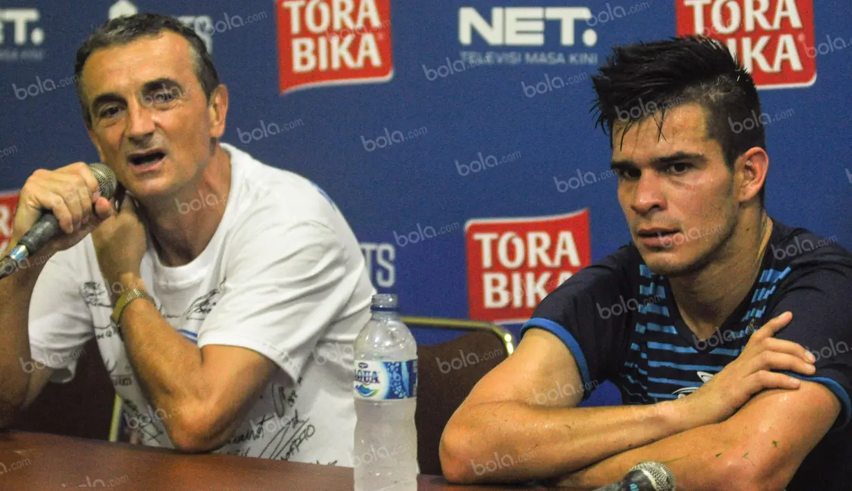 Pelatih Arema, Milomir Seslija, mengajak Gustavo Giron dalam konferensi pers seusai laga uji coba melawan Persija di Stadion Kanjuruhan, Malang, Sabtu, (16/4/2016). (Bola.com/Iwan Setiawan)