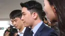 Mantan anggota boyband BIGBANG, Seungri tiba untuk menjalani interogasi di Kantor Polisi Metropolitan Seoul, Rabu (28/8/2019). Polisi memanggil Seungri untuk memberikan keterangan atas tuduhan kasus perjudian di luar negeri. (AP/Ahn Young-joon)