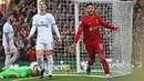 Pada menit ke-69, meski dihimpit dua pemain lawan, Alex Oxlade-Chamberlain berhasil menjebol gawang Brentford dengan sundulannya. (AFP/Paul Ellis)