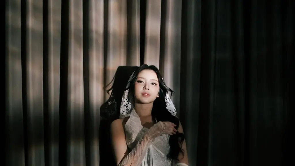 Intip busana panggung Tiara Andini bak pengantin dengan gaun lace coquette (@tiaraandini)