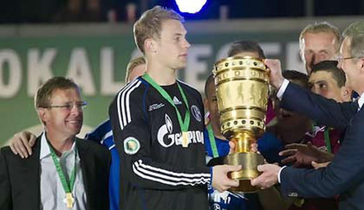 Kiper Schalke 04 yang bertindak selaku kapten menerima Piala Jerman usai menundukkan MSV Duisburg pada partai final di Olympiastadion, Berlin, 21 Mei 2011. AFP PHOTO/ODD ANDERSEN