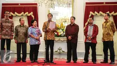 Presiden Jokowi (tengah) didampingi Ketua Pansel Calon Anggota Komisi Yudisial Harkristuti Harkrisnowo (ketiga kiri) memberi keterangan pers terkait hasil seleksi calon anggota KY, di Istana Merdeka, Jakarta, Rabu (3/9/2015). (Liputan6.com/Faizal Fanani)