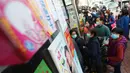 Warga mengantre untuk mendapatkan masker wajah gratis di luar sebuah toko di Tsuen Wan, Hong Kong, Selasa (28/1/2020). Hong Kong terkonfirmasi memiliki delapan kasus infeksi virus corona. (AP Photo/Achmad Ibrahim)