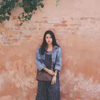 Mengenakan dress dengan perpaduan jaket jeans, gaya feminim ini membuat Maudy terlihat anggun. (Instagram Maudyayunda)