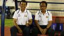 Pelatih Mitra Kukar, Jafri Sastra (kiri) saat menemani anak asuhnya  Pada laga Piala Jenderal Sudirman grup D di Stadion Manahan, Solo, Sabtu (12/12/2015). (Bola.com/Nicklas Hanoatubun)