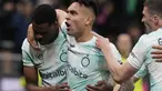 Penyerang Inter Milan, Lautaro Martinez berselebrasi dengan rekan satu timnya setelah mencetak gol ke gawang Lecce selama pertandingan lanjutan Liga Serie A Italia di stadion San Siro di Milan, Italia, Senin (6/3/2023). Inter Milan menang atas Lecce dengan skor 2-0. (AP Photo/ Luca Bruno)