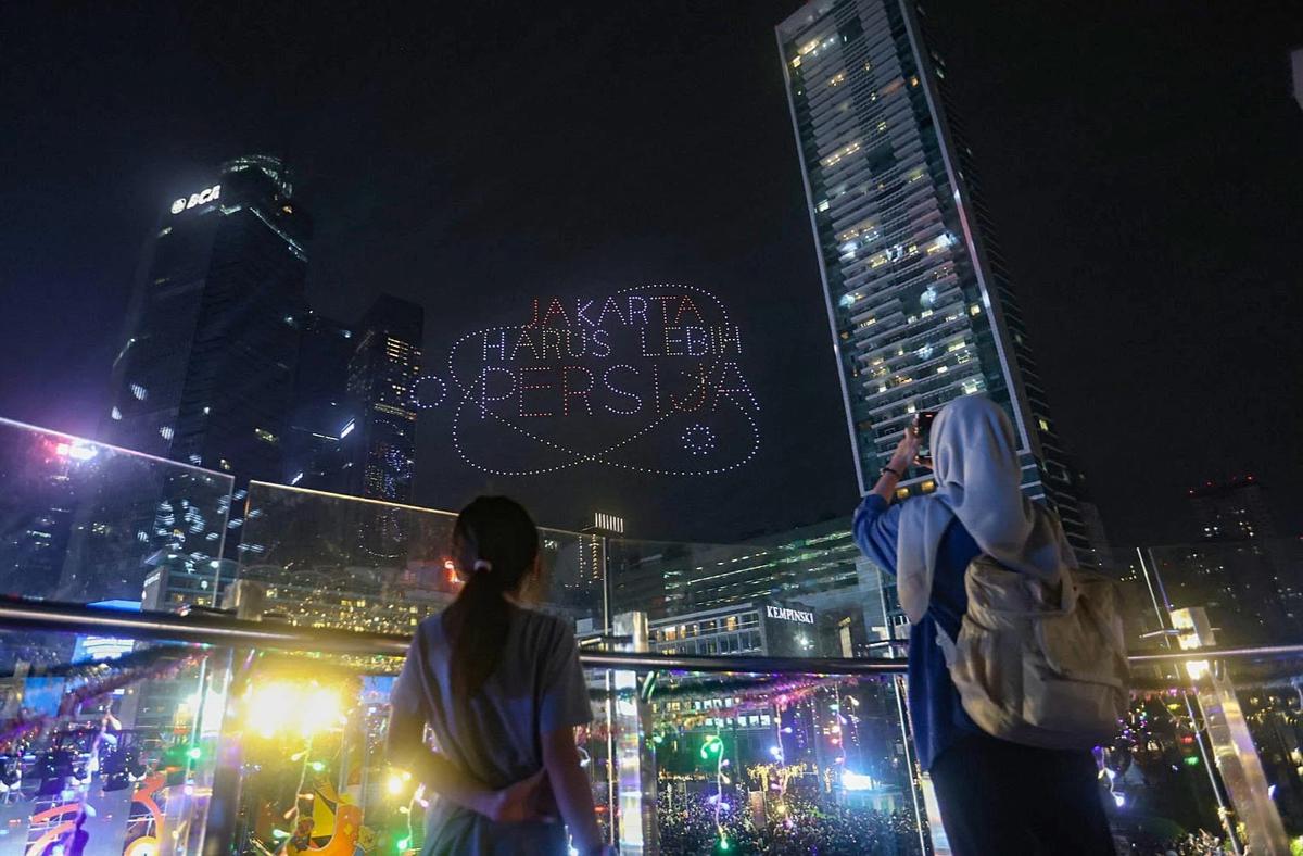 FOTO: Pertunjukan Drone Warnai Malam Tahun Baru 2026 di Bundaran HI