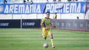 Pemain Persib Bandung, Eliano Reijnders, menggiring bola saat pertandingan melawan Arema FC pada laga pekan keenam BRI Super League 2025/2026 di Stadion Kanjuruhan, Kabupaten Malang, Senin (22/9/2025) sore WIB. (Bola.com/Iwan Setiawan)