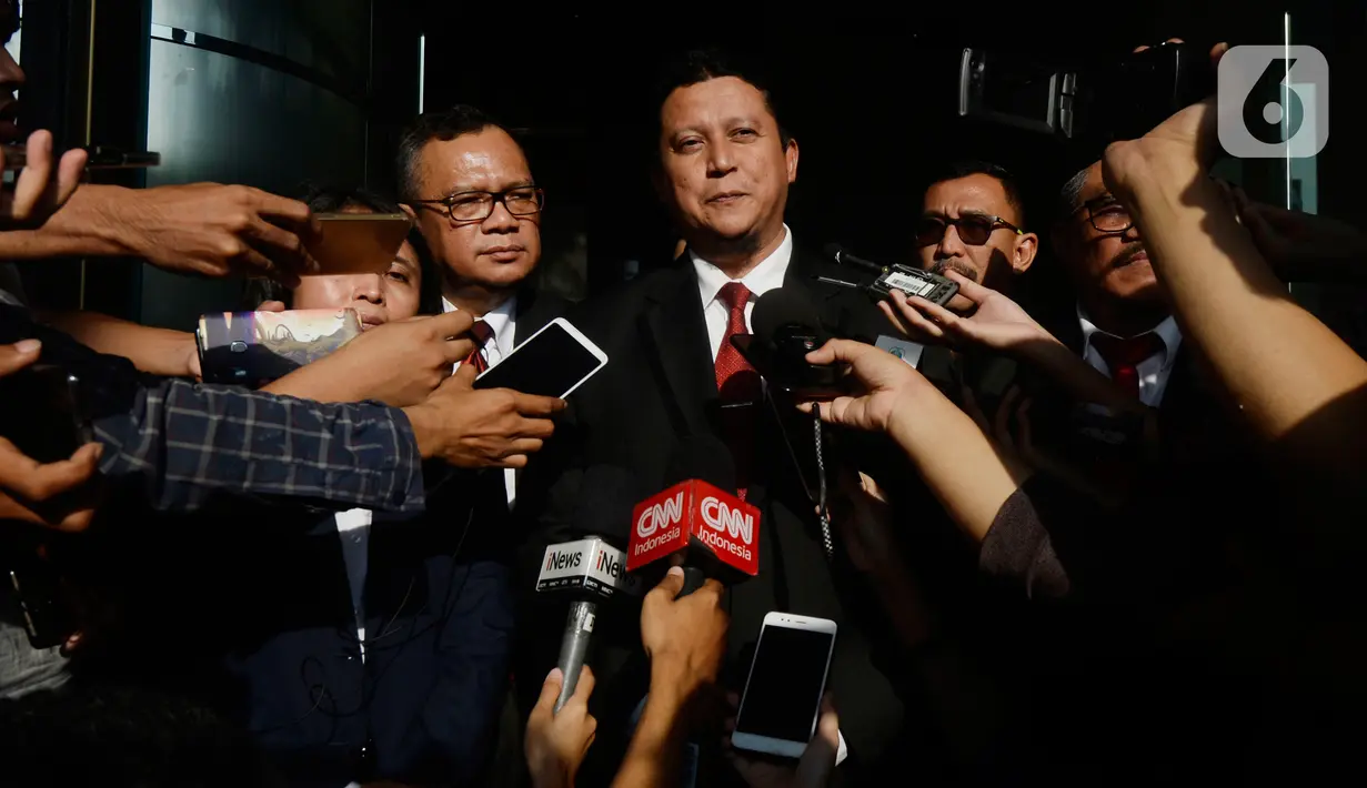 Plt DKPP, Muhammad memberikan keterangan terkait sidang kode etik kepada Komisioner KPU Wahyu Setiawan di Gedung KPK, Jakarta. Rabu (15/1/2020). Wahyu Setiawan sebelumnya ditetapkan KPK sebagai tersangka dugaan penerimaan suap penetapan anggota DPR terplih 2019-2020. (merdeka.com/Dwi Narwoko)