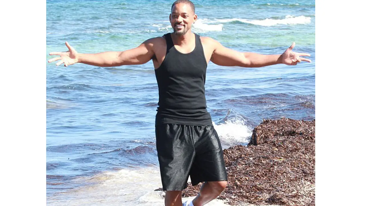 Main di Pantai, Will Smith Dikejar Cewek Topless