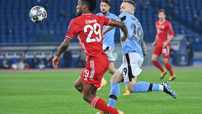 Gelandang Bayern Munchen, Kingsley Coman (kiri) menantang gelandang Lazio, Manuel Lazzari dalam pertandingan leg pertama babak 16 besar Liga Champions, di Stadion Olimpico, Roma, Rabu (24/2) dini hari WIB. Bayern Muenchen sukses meraih kemenangan 4-1 atas tuan rumah Lazio. (Alberto PIZZOLI / AFP)
