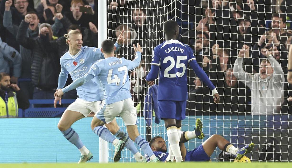 Pemain Manchester City, Erling Haaland, melakukan selebrasi setelah mencetak gol ke gawang Chelsea pada laga pekan ke-12 Premier League 2023/2024 di Stadion Stamford Bridge, Minggu (12/11/2023). Sementara gol Man City dipersembahkan oleh Erling Haaland (brace), Manuel Akanji, dan Rodri. (AP Photo/Ian Walton)