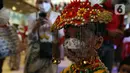 Seorang penari dari Yayasan Belantara Budaya Indonesia ikut serta melakukan flashmob tarian daerah dalam acara bertemakan "Tunjukkan Indonesiamu" di Jakarta, Rabu (17/8/2022). Sebanyak 277 penari berkebaya merah putih menampilkan 17 tarian daerah yang bertujuan untuk  memperingati Hari Kemerdekaan ke-77 RI sekaligus sebagai bentuk gerakan dukungan Kebaya Goes to UNESCO.  (Liputan6.com/Johan Tallo)