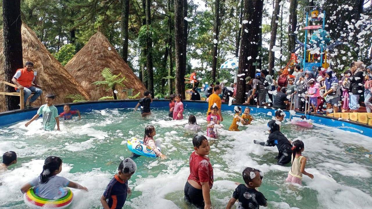 Wahana air dengan sensasi hujan salju di Pijar Park Kudus mampu mendongkrak kunjungan wisatawan. (Liputan6.com/Arief Pramono)