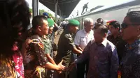 Rombongan Wapres Jusuf Kalla transit di Stasiun Kejaksaan Cirebon, Jawa Barat, Minggu (3/1/2016). (Liputan6.com/Panji Prayitno)