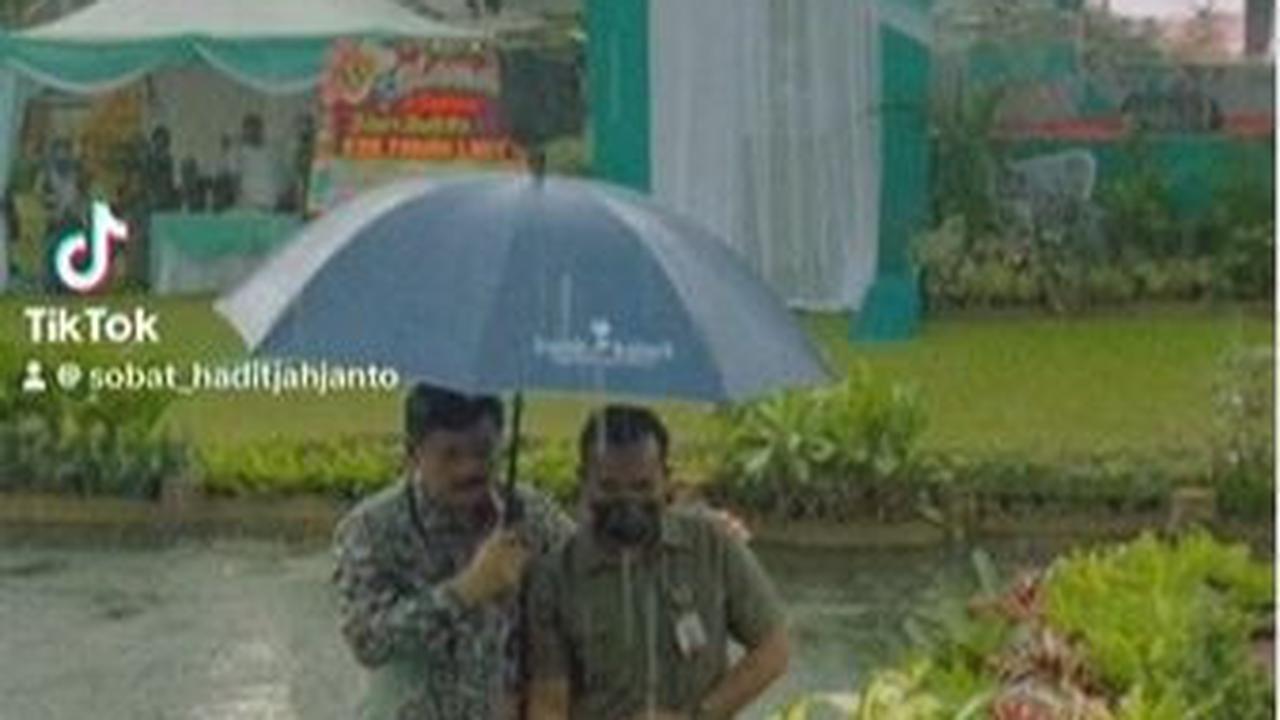 Hadi Tjahjanto membagikan sebuah video yang diunggah oleh akun TikTok sobat_haditjahjanto di media sosial miliknya. Dalam video tersebut memperlihatkan momen saat Hadi Tjahjanto hendak berteduh dari hujan. <br>