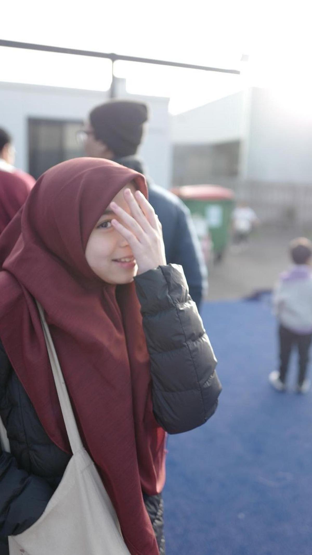 Sienna kini memilih berhijab di usia 10 tahun. Ia tampil cantik dengan hijabnya.