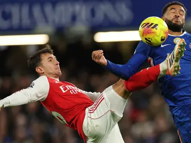 Pemain Arsenal, Martin Zubimendi (kiri) berebut bola dengan pemain Chelsea, Reece James dalam laga lanjutan Liga Inggris 2025/2026 di Stamford Bridge, London, Minggu (30/11/2025). (AP Photo/Ian Walton)