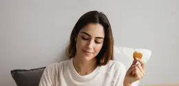 Salah satu cara untuk menerapkan mindful snacking adalah memilih camilan sehat. (Foto/dok: Freepik)